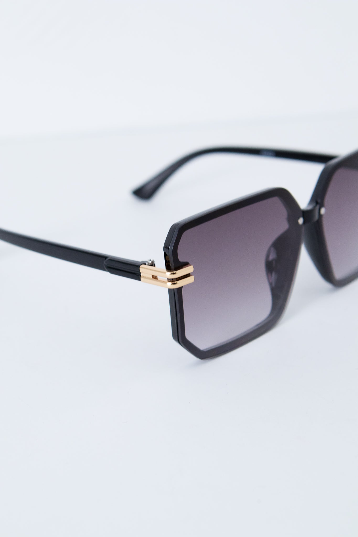 Naomi - Black Oversized Sunglasses